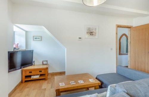 Honiton House | Old Highwood - Piggy In The Middle