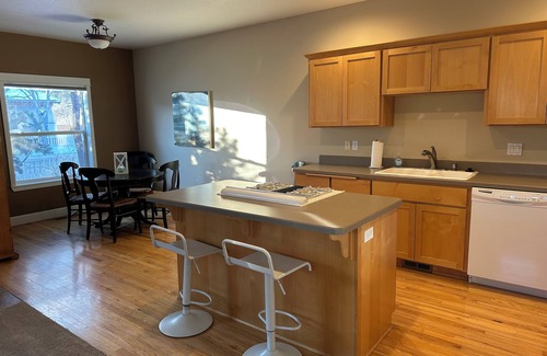 Bend House | Old Mill Bend - Fantastic location to River, Restaurants and Fun - kid friendly