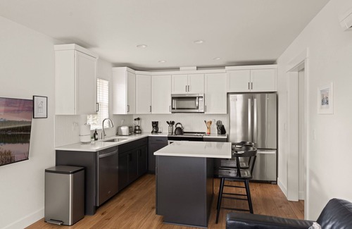 Southern Crossing House | Old Mill Cottage: Steps to Old Mill and Deschutes