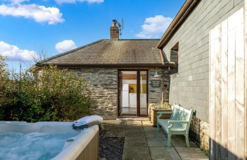 Wadebridge House | Old Round House with hot tub