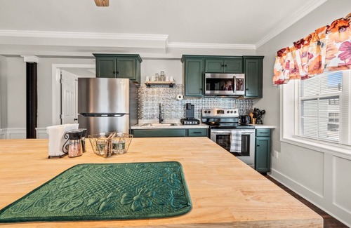 Wallingford Center Apartment | Old Silver factory converted to a new 1Br with all the charm