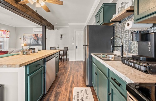 Wallingford Center Apartment | Old Silver factory converted to a new 1Br with all the charm