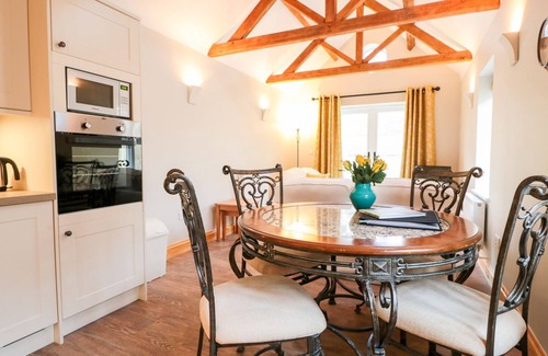 Winchcombe Cottage | OLD SORTING OFFICE, pet friendly, with a garden in Winchcombe