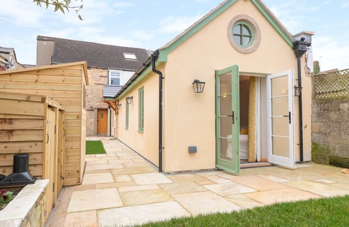 Winchcombe Cottage | OLD SORTING OFFICE, pet friendly, with a garden in Winchcombe