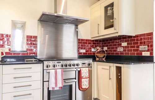 Trefasser Cottage | OLD SPOT COTTAGE, family friendly, with open fire in Goodwick