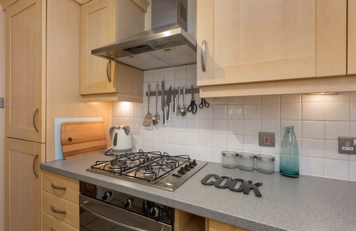 Old Town Apartment | Old Tolbooth Wynd [393] Cosy 2 bedroom apartment with secure private parking just off the Royal Mile
