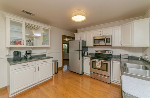 Bay St Louis House | Old Town Beach Cottage~ 2 blocks from Main St. and Beach Blvd.