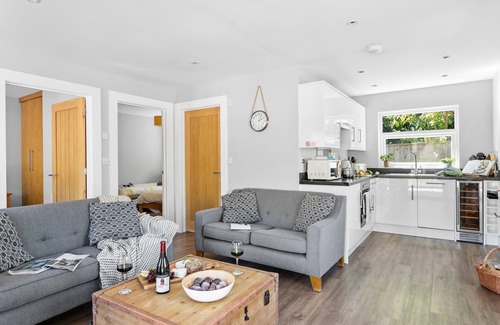 Teignmouth House | Old Walls Vineyard - Pet Friendly Lodge
