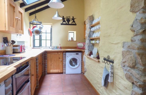 Fowey Cottage | OLD WINERY COTTAGE, pet friendly, with open fire in Golant