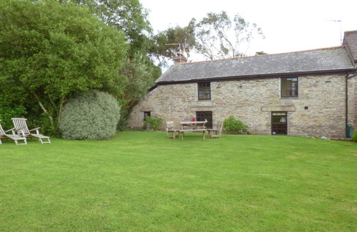 Fowey Cottage | OLD WINERY COTTAGE, pet friendly, with open fire in Golant