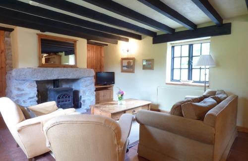 Fowey Cottage | OLD WINERY COTTAGE, pet friendly, with open fire in Golant