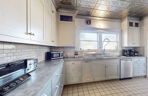 East Beach House | Old Yacht Club Inn All-Suite Getaway - 1 Block to East Beach, Walk Everywhere