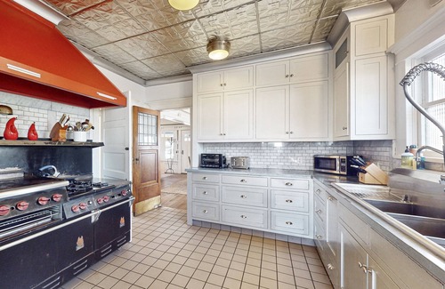 East Beach House | Old Yacht Club Inn All-Suite Getaway - 1 Block to East Beach, Walk Everywhere