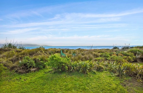 Waikanae House | Olde Beach Pearl - Waikanae Beach Holiday Home