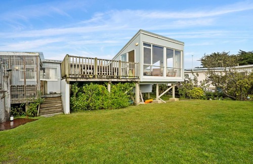 Waikanae House | Olde Beach Pearl - Waikanae Beach Holiday Home