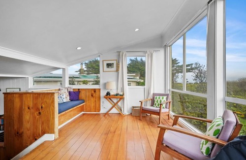 Waikanae House | Olde Beach Pearl - Waikanae Beach Holiday Home