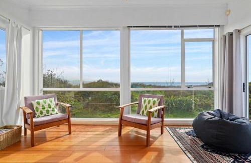 Waikanae House | Olde Beach Pearl - Waikanae Beach Holiday Home