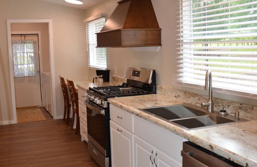 Abbeville House | Ole Blue's House-AL Lake rental for fishing, boating, & relaxing. Dog friendly!