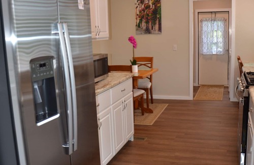 Abbeville House | Ole Blue's House-AL Lake rental for fishing, boating, & relaxing. Dog friendly!