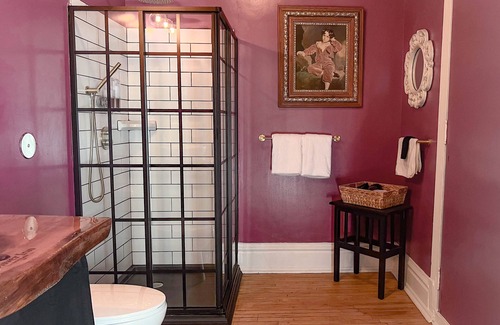 Downtown - Waterfront House | Oliver Inn | Suite 17 | Dorothy Arnold