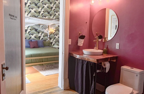 Downtown - Waterfront House | Oliver Inn | Suite 17 | Dorothy Arnold