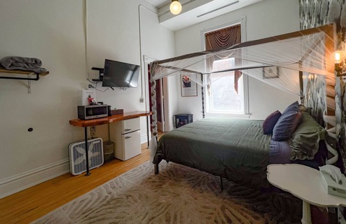 Downtown - Waterfront House | Oliver Inn | Suite 17 | Dorothy Arnold