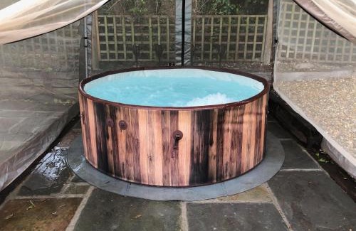Olveston Villa | Olli's Cottage-Terrace & Jacuzzi optional