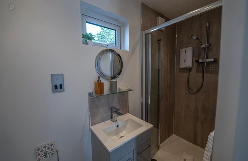 Boscundle Apartment | Olverstone Lodge, a beautiful Cornish lodge with wood burner & garden
