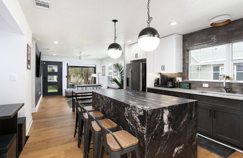Tobin Hill House | OMG! Private Pool and Hot Tub Paradise! * 4/3 Beautiful Entire House * The Pearl & Downtown Attract