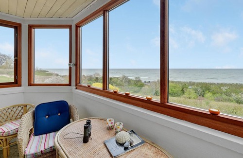 Nyborg House | On a beautiful waterfront property awaits you this charming cottage, which offers extra space for a