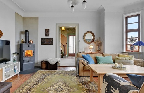 Nyborg House | On a beautiful waterfront property awaits you this charming cottage, which offers extra space for a