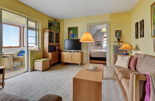 Nyborg House | On a beautiful waterfront property awaits you this charming cottage, which offers extra space for a