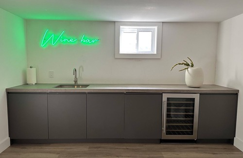 Merritton House | On Cloud Wine | Modern Bungalow | Bubbly Bar, Fire Pit, Badminton