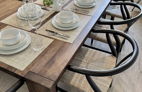 Merritton House | On Cloud Wine | Modern Bungalow | Bubbly Bar, Fire Pit, Badminton