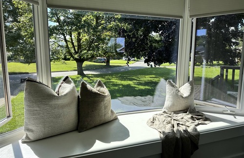 Merritton House | On Cloud Wine | Modern Bungalow | Bubbly Bar, Fire Pit, Badminton