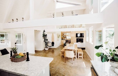 Princeville House | On Golf Course, Cedar Hot Tub, Walk to Beach, Market, Trails! BOHO Modern
