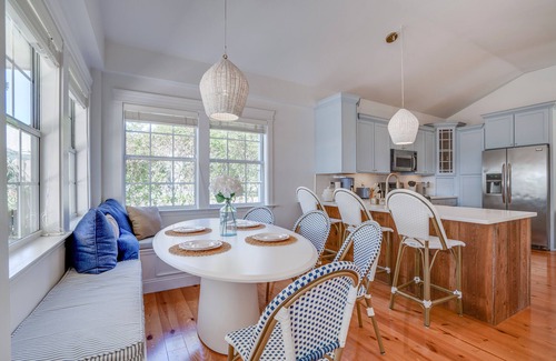 Old Town House | On Main St! Private Heated pool, Golf cart included, Sleeps 10