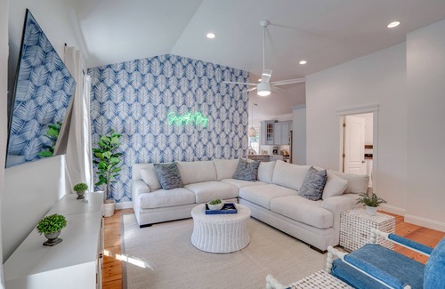 Old Town House | On Main St! Private Heated pool, Golf cart included, Sleeps 10