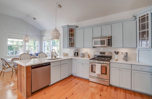 Old Town House | On Main St! Private Heated pool, Golf cart included, Sleeps 10