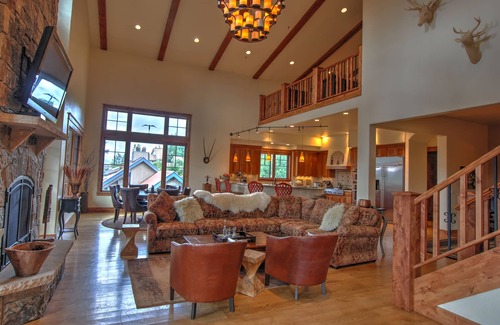 Steamboat Springs House | ON SALE! Huge 5 BD Dog Friendly, Hot Tub, Great Reviews