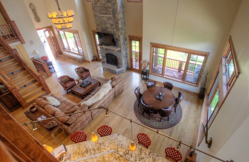 Steamboat Springs House | ON SALE! Huge 5 BD Dog Friendly, Hot Tub, Great Reviews
