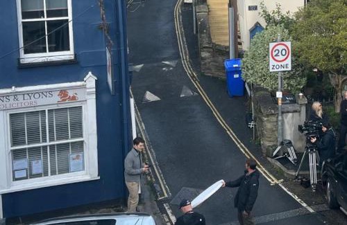 West Looe Apartment | On Season 4 of BBC 1s BEYOND PARADISE - Prospect House is TWO PRIVATE APARTMENTS in this 17th CENTURY COTTAGE - Apartment 2 has a KIDS CABIN BUNK ROOM - Book both apartments for ONE LARGE HOUSE with Connecting Door In Lobby - FREE PUBLIC PARKING OUTSIDE