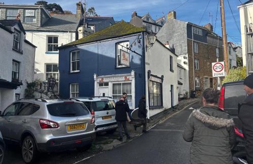 West Looe Apartment | On Season 4 of BBC 1s BEYOND PARADISE - Prospect House is TWO PRIVATE APARTMENTS in this 17th CENTURY COTTAGE - Apartment 2 has a KIDS CABIN BUNK ROOM - Book both apartments for ONE LARGE HOUSE with Connecting Door In Lobby - FREE PUBLIC PARKING OUTSIDE