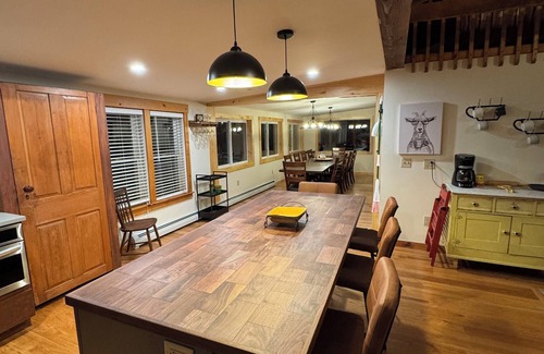 Ludlow House | On Shuttle, LIMITED PARKING, Hot Tub, Game room, NEW Dining/renovated Kitchen