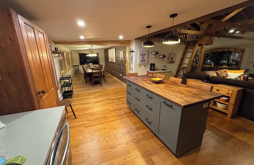 Ludlow House | On Shuttle, LIMITED PARKING, Hot Tub, Game room, NEW Dining/renovated Kitchen