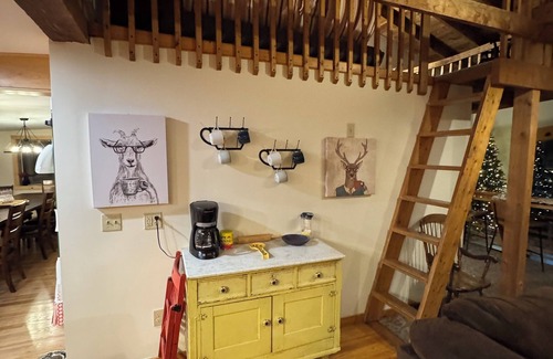 Ludlow House | On Shuttle, LIMITED PARKING, Hot Tub, Game room, NEW Dining/renovated Kitchen