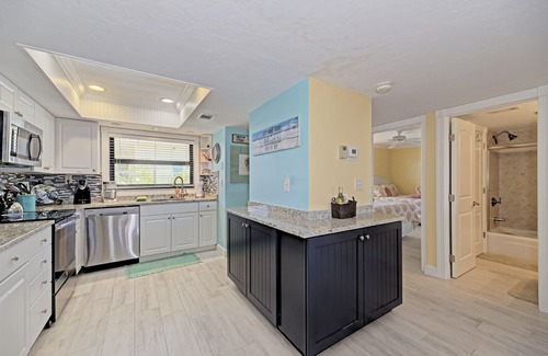 Siesta Key Condo | On Siesta Key Beach, View, pool, 2 Bed 2 Ba, plus pull out Queen,