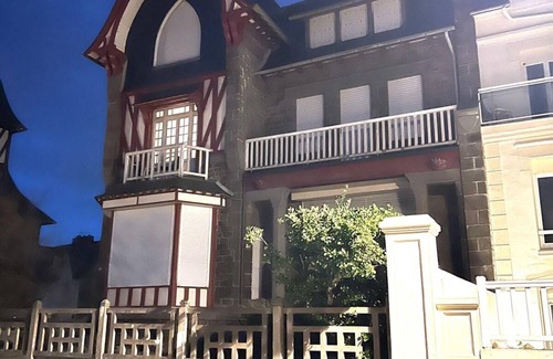 Courtoisville-Sillon-Moka Apartment | On the beach, 55 m2 apartment in Anglo-Norman villa