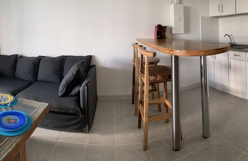 Case-Pilote Apartment | On the ground floor of a house a T2 for 2 people with sea view 2mn from the beach