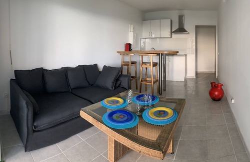 Case-Pilote Apartment | On the ground floor of a house a T2 for 2 people with sea view 2mn from the beach